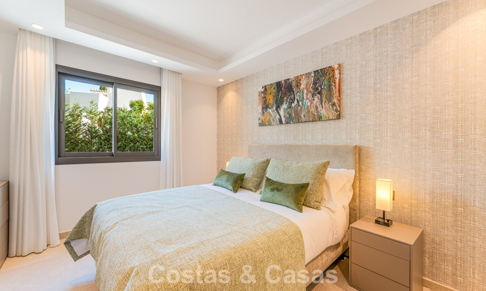 Villa de lujo elegantemente reformada en venta en una exclusiva urbanización de golf en Nueva Andalucía, Marbella 788444