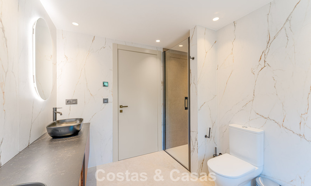 Villa de lujo elegantemente reformada en venta en una exclusiva urbanización de golf en Nueva Andalucía, Marbella 788445