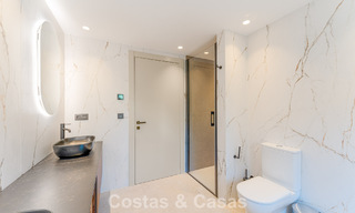 Villa de lujo elegantemente reformada en venta en una exclusiva urbanización de golf en Nueva Andalucía, Marbella 788445 