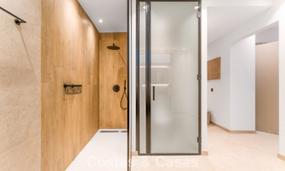 Villa de lujo elegantemente reformada en venta en una exclusiva urbanización de golf en Nueva Andalucía, Marbella 788446 