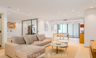 Villa de lujo elegantemente reformada en venta en una exclusiva urbanización de golf en Nueva Andalucía, Marbella 788447 