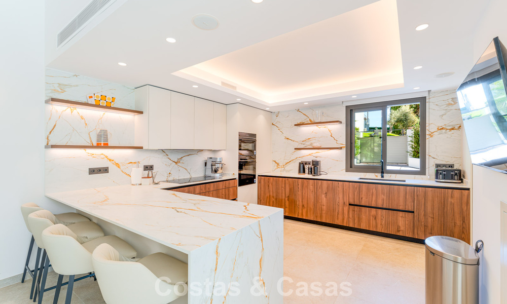 Villa de lujo elegantemente reformada en venta en una exclusiva urbanización de golf en Nueva Andalucía, Marbella 788449