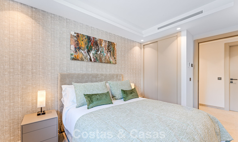 Villa de lujo elegantemente reformada en venta en una exclusiva urbanización de golf en Nueva Andalucía, Marbella 788451