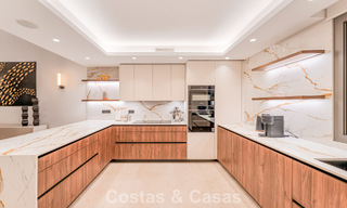 Villa de lujo elegantemente reformada en venta en una exclusiva urbanización de golf en Nueva Andalucía, Marbella 788452 