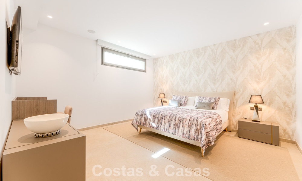 Villa de lujo elegantemente reformada en venta en una exclusiva urbanización de golf en Nueva Andalucía, Marbella 788454