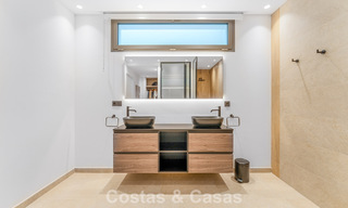 Villa de lujo elegantemente reformada en venta en una exclusiva urbanización de golf en Nueva Andalucía, Marbella 788456 