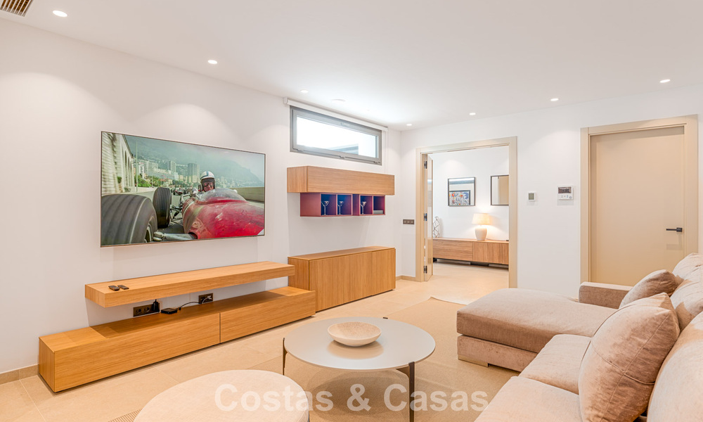 Villa de lujo elegantemente reformada en venta en una exclusiva urbanización de golf en Nueva Andalucía, Marbella 788457