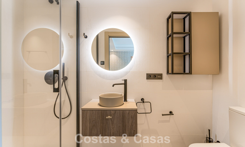 Villa de lujo elegantemente reformada en venta en una exclusiva urbanización de golf en Nueva Andalucía, Marbella 788458