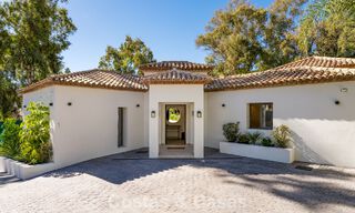 Villa de lujo elegantemente reformada en venta en una exclusiva urbanización de golf en Nueva Andalucía, Marbella 788459 