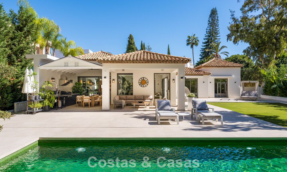 Villa de lujo elegantemente reformada en venta en una exclusiva urbanización de golf en Nueva Andalucía, Marbella 788461