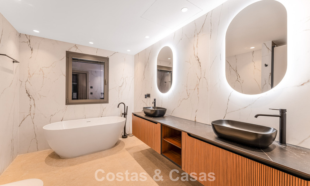 Villa de lujo elegantemente reformada en venta en una exclusiva urbanización de golf en Nueva Andalucía, Marbella 788462