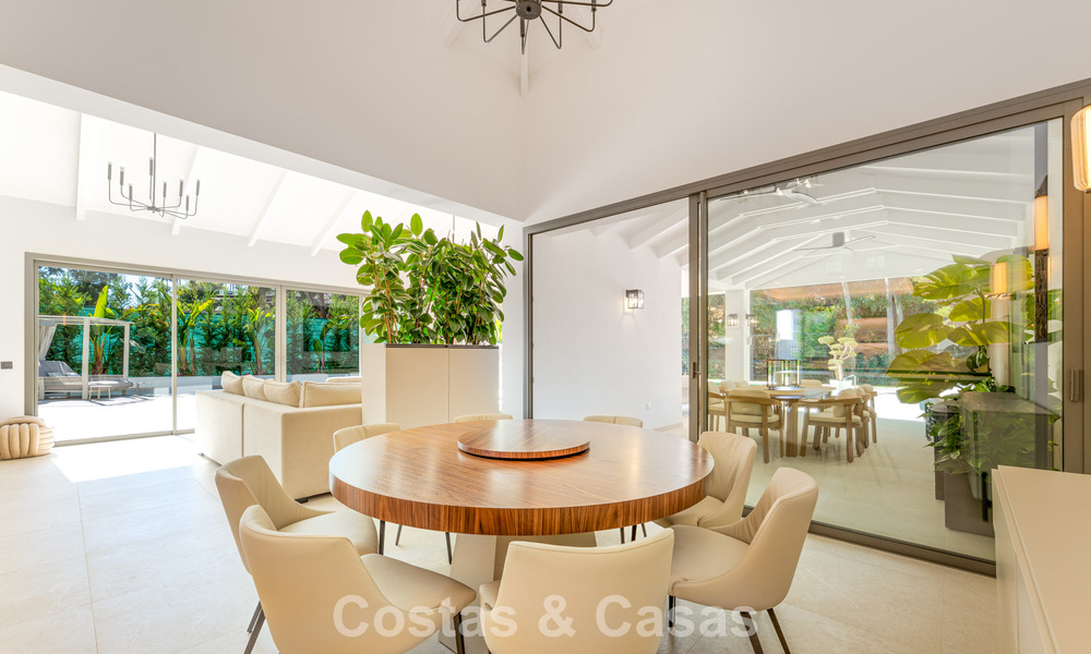 Villa de lujo elegantemente reformada en venta en una exclusiva urbanización de golf en Nueva Andalucía, Marbella 788464