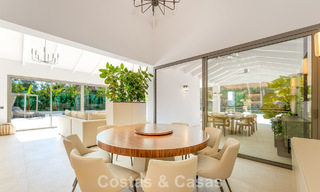 Villa de lujo elegantemente reformada en venta en una exclusiva urbanización de golf en Nueva Andalucía, Marbella 788464 