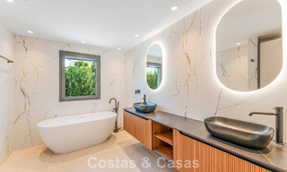 Villa de lujo elegantemente reformada en venta en una exclusiva urbanización de golf en Nueva Andalucía, Marbella 788465 