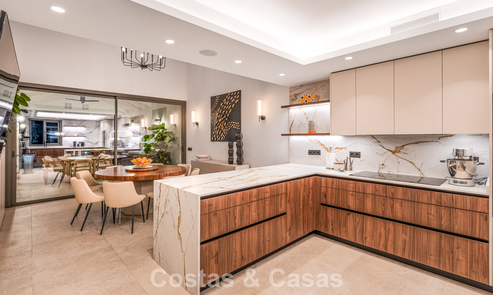 Villa de lujo elegantemente reformada en venta en una exclusiva urbanización de golf en Nueva Andalucía, Marbella 788466