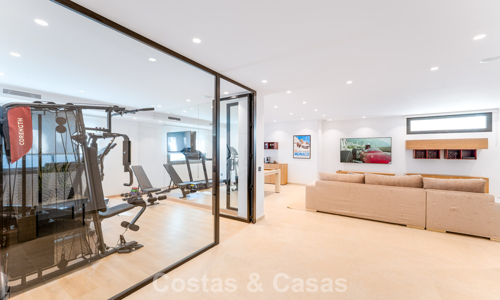 Villa de lujo elegantemente reformada en venta en una exclusiva urbanización de golf en Nueva Andalucía, Marbella 788467