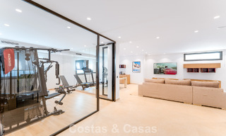 Villa de lujo elegantemente reformada en venta en una exclusiva urbanización de golf en Nueva Andalucía, Marbella 788467 