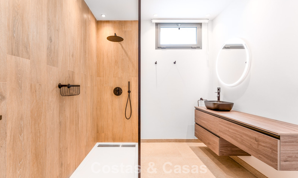 Villa de lujo elegantemente reformada en venta en una exclusiva urbanización de golf en Nueva Andalucía, Marbella 788468