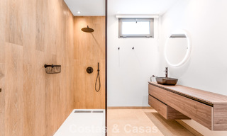 Villa de lujo elegantemente reformada en venta en una exclusiva urbanización de golf en Nueva Andalucía, Marbella 788468 