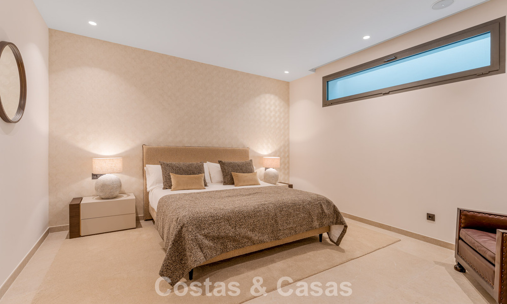 Villa de lujo elegantemente reformada en venta en una exclusiva urbanización de golf en Nueva Andalucía, Marbella 788469