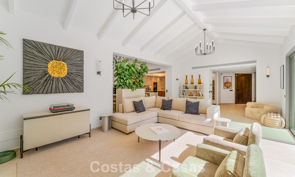 Villa de lujo elegantemente reformada en venta en una exclusiva urbanización de golf en Nueva Andalucía, Marbella 788470