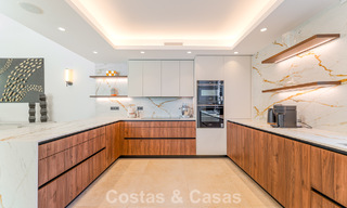 Villa de lujo elegantemente reformada en venta en una exclusiva urbanización de golf en Nueva Andalucía, Marbella 788471 