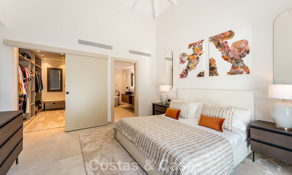 Villa de lujo elegantemente reformada en venta en una exclusiva urbanización de golf en Nueva Andalucía, Marbella 788473
