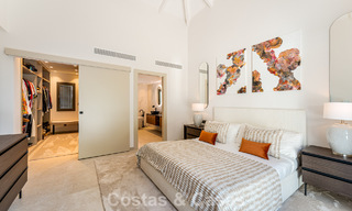 Villa de lujo elegantemente reformada en venta en una exclusiva urbanización de golf en Nueva Andalucía, Marbella 788473 