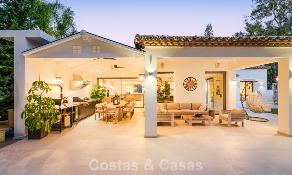 Villa de lujo elegantemente reformada en venta en una exclusiva urbanización de golf en Nueva Andalucía, Marbella 788478
