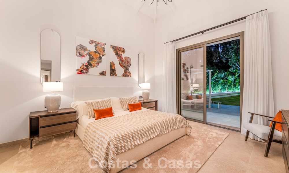 Villa de lujo elegantemente reformada en venta en una exclusiva urbanización de golf en Nueva Andalucía, Marbella 788482