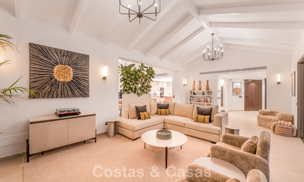 Villa de lujo elegantemente reformada en venta en una exclusiva urbanización de golf en Nueva Andalucía, Marbella 788484