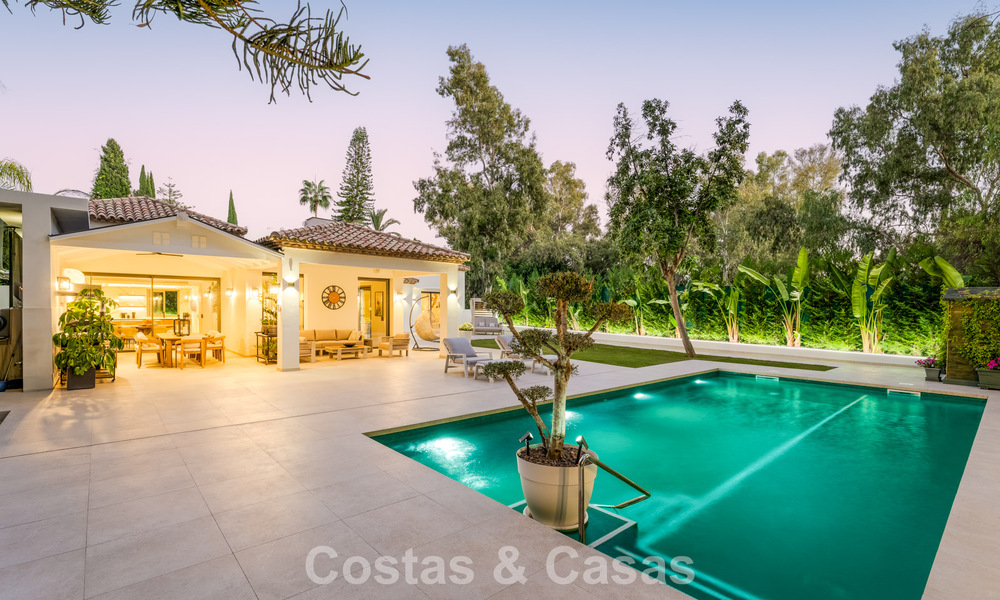 Villa de lujo elegantemente reformada en venta en una exclusiva urbanización de golf en Nueva Andalucía, Marbella 788485