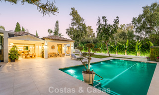 Villa de lujo elegantemente reformada en venta en una exclusiva urbanización de golf en Nueva Andalucía, Marbella 788485 