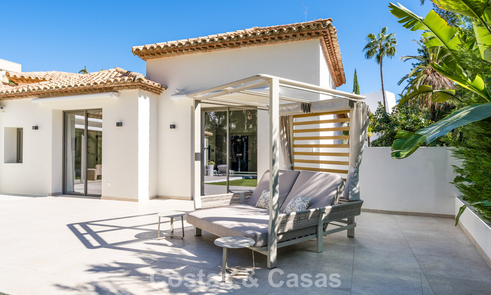 Villa de lujo elegantemente reformada en venta en una exclusiva urbanización de golf en Nueva Andalucía, Marbella 788486