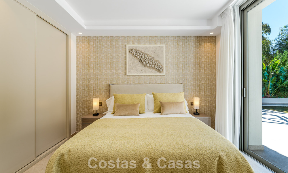 Villa de lujo elegantemente reformada en venta en una exclusiva urbanización de golf en Nueva Andalucía, Marbella 788489