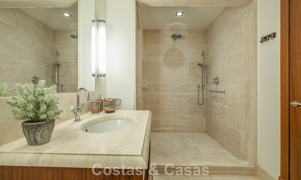 Villa modernista, lista para entrar a vivir, en venta, rodeada de campos de golf de primera categoría en la Costa del Sol 788299