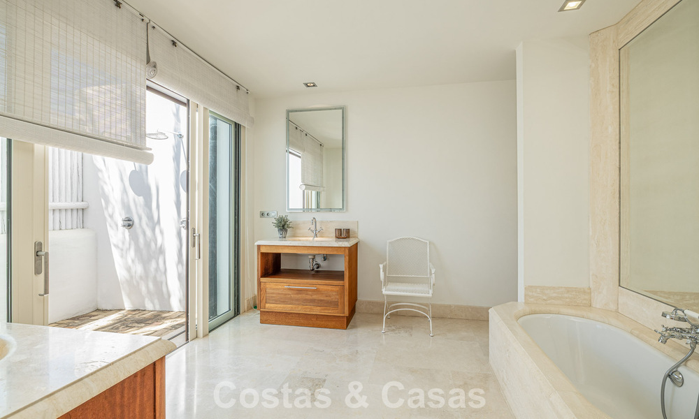 Villa modernista, lista para entrar a vivir, en venta, rodeada de campos de golf de primera categoría en la Costa del Sol 788304