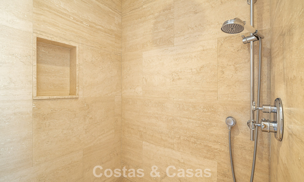 Villa modernista, lista para entrar a vivir, en venta, rodeada de campos de golf de primera categoría en la Costa del Sol 788306