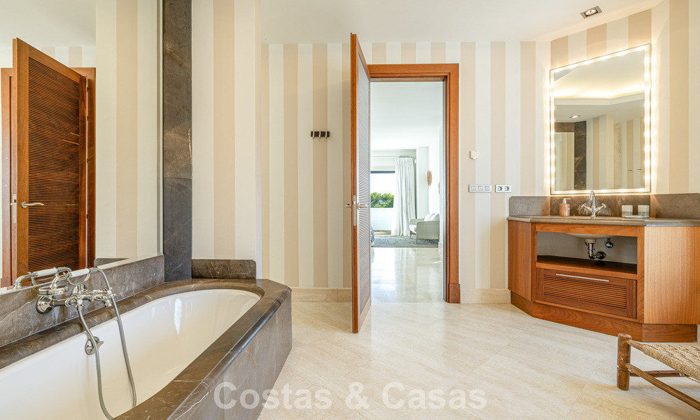 Villa modernista, lista para entrar a vivir, en venta, rodeada de campos de golf de primera categoría en la Costa del Sol 788319