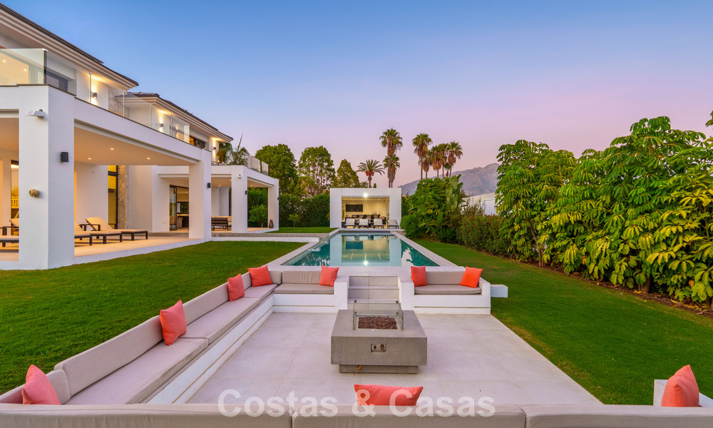 Villa exclusiva con vistas al mar en venta en una urbanización privada en La Quinta, Marbella - Benahavís 788535