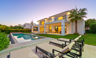 Villa exclusiva con vistas al mar en venta en una urbanización privada en La Quinta, Marbella - Benahavís 788537 