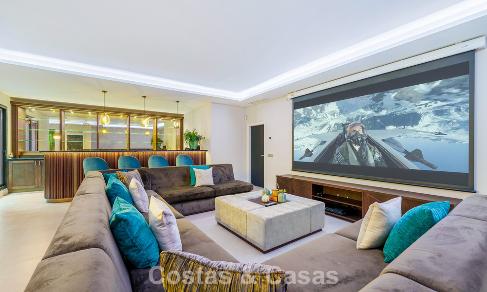 Villa exclusiva con vistas al mar en venta en una urbanización privada en La Quinta, Marbella - Benahavís 788545