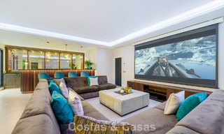 Villa exclusiva con vistas al mar en venta en una urbanización privada en La Quinta, Marbella - Benahavís 788545 