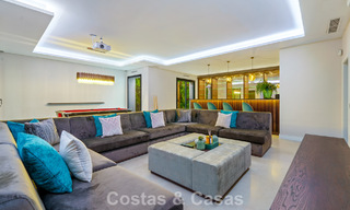 Villa exclusiva con vistas al mar en venta en una urbanización privada en La Quinta, Marbella - Benahavís 788546 