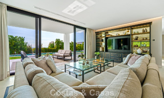 Villa exclusiva con vistas al mar en venta en una urbanización privada en La Quinta, Marbella - Benahavís 788554 