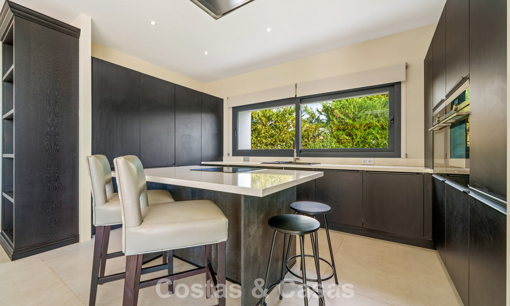 Villa exclusiva con vistas al mar en venta en una urbanización privada en La Quinta, Marbella - Benahavís 788555