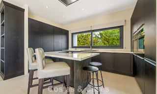 Villa exclusiva con vistas al mar en venta en una urbanización privada en La Quinta, Marbella - Benahavís 788555 