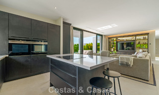 Villa exclusiva con vistas al mar en venta en una urbanización privada en La Quinta, Marbella - Benahavís 788556 