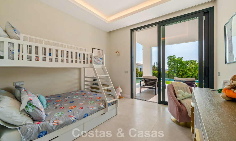 Villa exclusiva con vistas al mar en venta en una urbanización privada en La Quinta, Marbella - Benahavís 788558