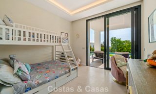 Villa exclusiva con vistas al mar en venta en una urbanización privada en La Quinta, Marbella - Benahavís 788558 